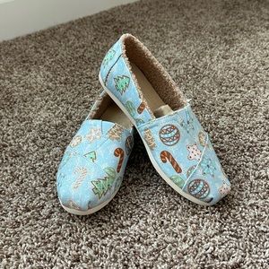 Tom’s Size 7 Christmas Baby Blue Glitter Sugar Cookie Print w/ Faux Shearling
